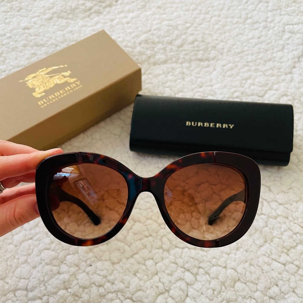 Burberry sunglasses - Picture 2 of 7